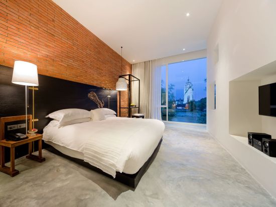 アユタヤ4大遺跡1泊2日観光ツアー　遺跡ライトアップ鑑賞＆モダンな川沿いホテル「サラ・アユタヤ」宿泊 ＜夕食付き／日本語ガイド／遺跡が見える客室利用＞