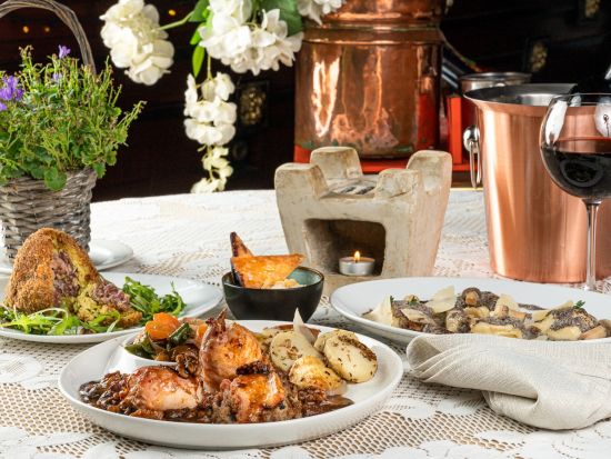 マルタの文化を堪能 民族舞踊ディナーショー　食と音と舞踊の饗宴！郷土料理3コースディナー＆民族衣装で舞う伝統舞踊＜往復送迎／混載車／英語ドライバー＞