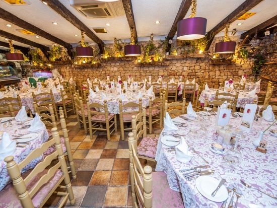 マルタの文化を堪能 民族舞踊ディナーショー　食と音と舞踊の饗宴！郷土料理3コースディナー＆民族衣装で舞う伝統舞踊＜往復送迎／混載車／英語ドライバー＞