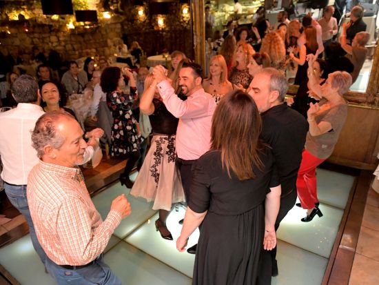 マルタの文化を堪能 民族舞踊ディナーショー　食と音と舞踊の饗宴！郷土料理3コースディナー＆民族衣装で舞う伝統舞踊＜往復送迎／混載車／英語ドライバー＞