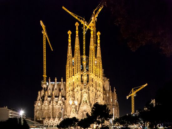 Spain_Barcelona_Sagrada Familia_shutterstock_1257986941