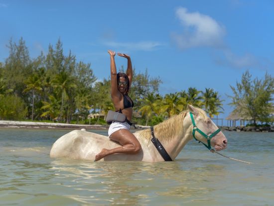 乗馬体験　熱帯林やビーチ沿いを散歩＆馬と一緒に海水浴＜英語ガイド／プンタカナ市内発着＞