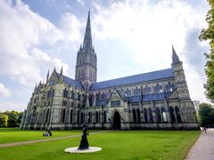 uk_salisbury_cathedral_shutterstock_381431953