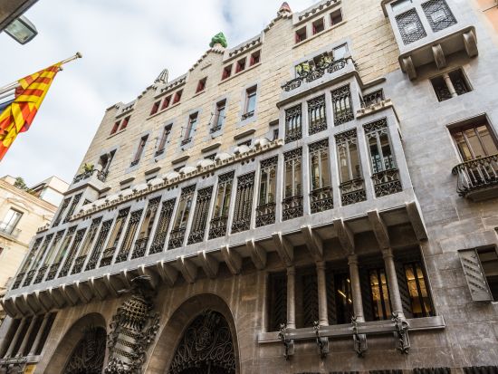 バルセロナ市内 半日観光　ガウディ他 お好きな入場箇所へ日本語ガイドと入場見学！＜貸切／3時間／日本語＞by Mybus