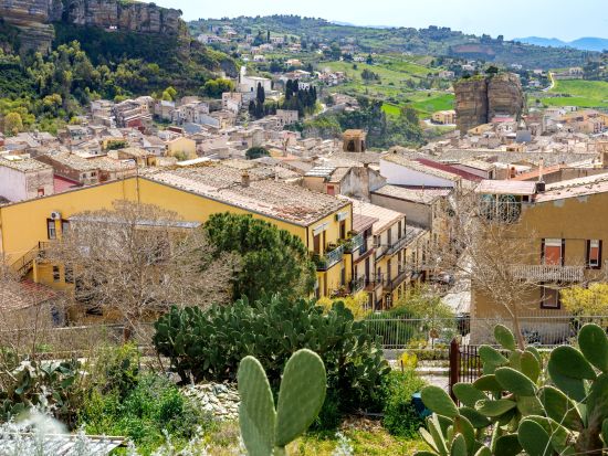 【プライベートツアー】名作シネマのロケ地巡り！パラッツォ・アドリアーノとコルレオーネ村＜車貸切／日本語ガイド選択可／パレルモ発＞