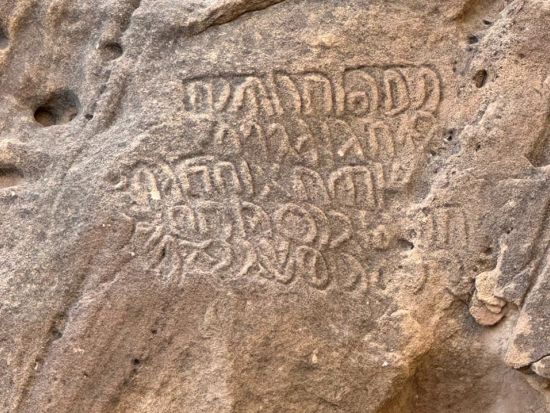 ナバテア文明の謎に迫る！世界遺産 ヘグラ遺跡＋ダダン＋エレファントロック1日観光ツアー！地元料理の昼食付き＜混載／英語ガイド／ホテル送迎付き／アルウラ発＞