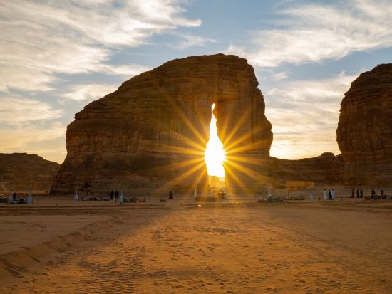 ナバテア文明の謎に迫る！世界遺産 ヘグラ遺跡＋ダダン＋エレファントロック1日観光ツアー！地元料理の昼食付き＜混載／英語ガイド／ホテル送迎付き／アルウラ発＞