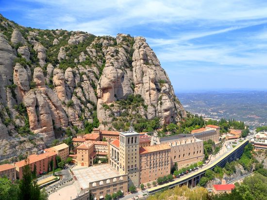 spain_catalonia_monastery-of-santa-maria-de-montserrat-_shutterstock_415478263
