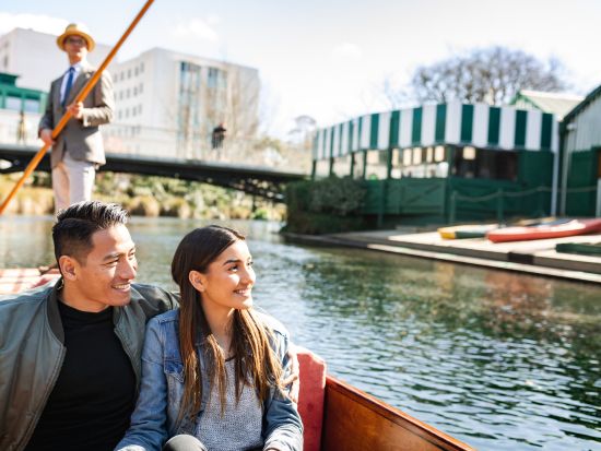 クライストチャーチでパンティング　エイボン川を小船で優雅に水上散策！