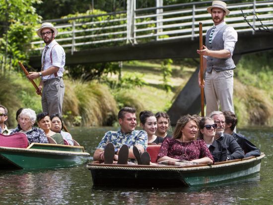 クライストチャーチでパンティング　エイボン川を小船で優雅に水上散策！