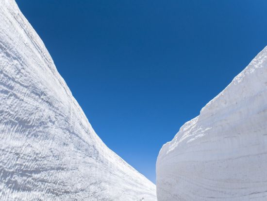金沢発着日帰りバスツアー 立山雪の大谷ウォークじっくり散策約2時間滞在  圧巻の雪壁を楽しむ冬の絶景ルート お弁当付＜4～6月／1日＞