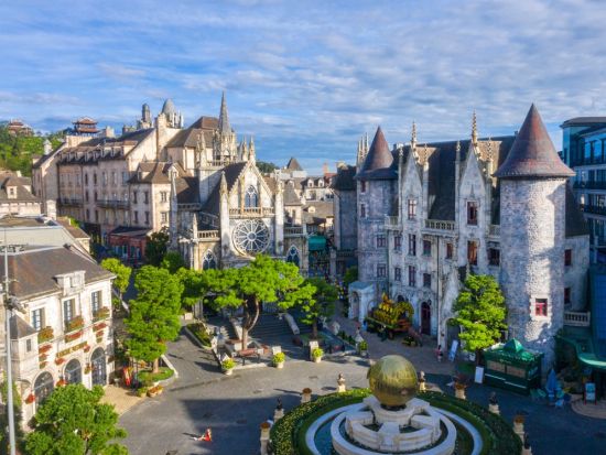 話題のバーナーヒルズ＋夜のホイアン観光ツアー　ランタンの灯りが幻想的！灯篭流し体験付き　サクラレストランの夕食付きプランあり＜午後／日本語ガイド／空港お送り可＞