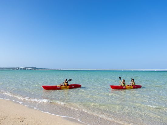 幻の島「ユニの浜」上陸カヤックツアー 360°海に囲まれた絶景ビューを堪能！＜中級者向け／午前・午後／2時間／3歳から参加OK／宮古島＞