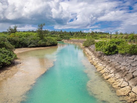 トゥリバー自然探検カヤックツアー 青空と美しいエメラルドグリーンの海に触れよう！＜初心者向け／午前・午後／2時間／3歳から参加OK／宮古島＞