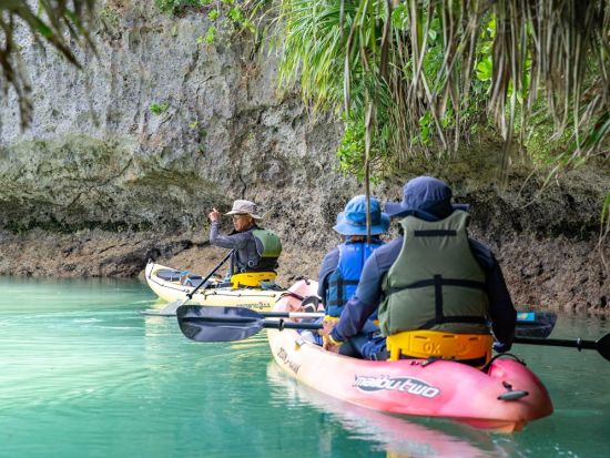 トゥリバー自然探検カヤックツアー 青空と美しいエメラルドグリーンの海に触れよう！＜初心者向け／午前・午後／2時間／3歳から参加OK／宮古島＞