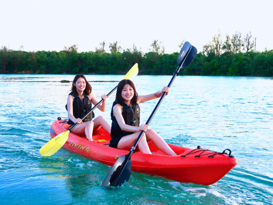 トゥリバー自然探検カヤックツアー 青空と美しいエメラルドグリーンの海に触れよう！＜初心者向け／午前・午後／2時間／3歳から参加OK／宮古島＞