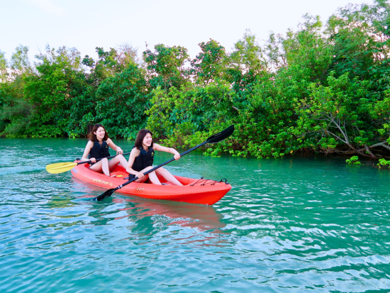 トゥリバー自然探検カヤックツアー 青空と美しいエメラルドグリーンの海に触れよう！＜初心者向け／午前・午後／2時間／3歳から参加OK／宮古島＞