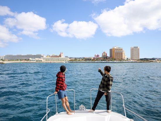 北谷発ホエールウォッチング　グループ貸切のプレイベートツアー　アメリカンビレッジ徒歩5分の港から出港！＜12月～4月／写真無料プレゼント＞