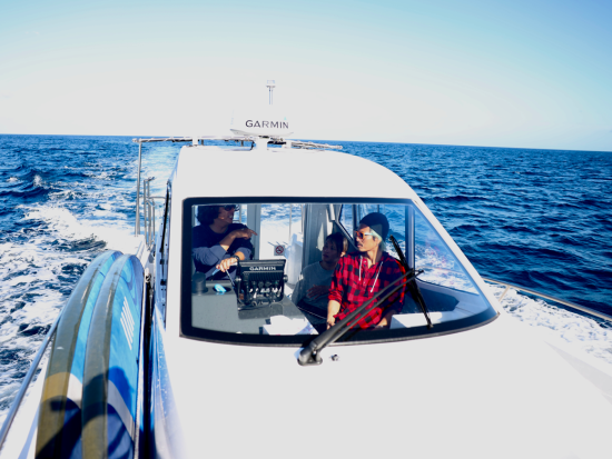 プライベートボートチャーター 慶良間チービシ or 西海岸でシュノーケル&SUP体験！ 1グループ貸切でのご案内＜1～8名／無料撮影／北谷発＞