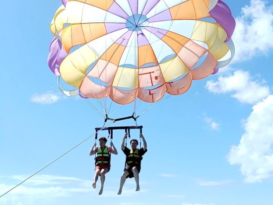 人気マリンスポーツパッケージ☆選べるパラセイリングかシーウォーカー！安心の日本語インストラクター同行＜送迎／BBQランチ付き＞