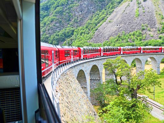 ベルニナ鉄道で行く！スイス日帰りツアー　ガイド付きで安心！サン・モリッツ＆ティラーノで自由観光あり＜英語ガイド／ミラノ発＞