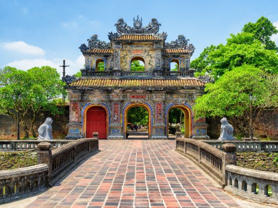 3つの世界遺産を巡る！古都フエ＋ミーソン遺跡＋夜のホイアン観光ツアー　手漕ぎボート＆灯篭流し体験可＜日本語／マダムランの昼食／ダナン・ホイアン発／空港お送り可＞