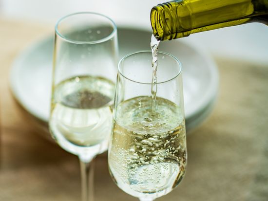 Generic_Sparkling_Wine_pixta_78076503_M