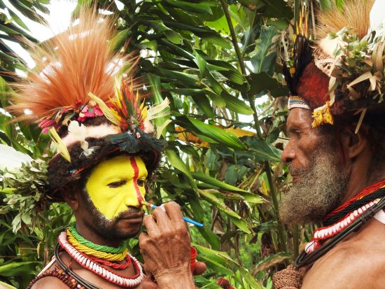 アサロ渓谷マッドマンの村とフリ族ウィッグマンを巡る　終日観光ツアー＜英語ガイド／昼食付き／ゴロカ発＞