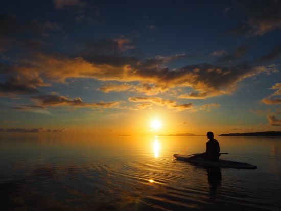 サンライズSUP or カヌーツアー 好きなアクティビティを選べる！朝から爽やか感動体験♪＜約2時間／市街地送迎可／西表島＞