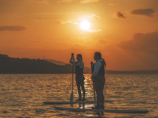 サンセットSUP or カヌー 好きなアクティビティを選べる！夕暮れ時の心地よい静けさで特別な思い出を＜約2時間／市街地送迎可／西表島＞