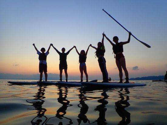 サンセットSUP or カヌー 好きなアクティビティを選べる！夕暮れ時の心地よい静けさで特別な思い出を＜約2時間／市街地送迎可／西表島＞