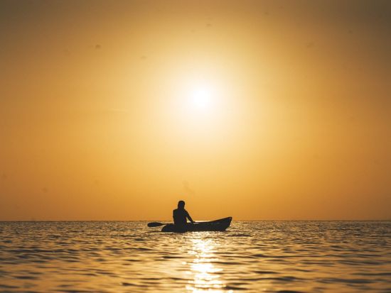 サンセットSUP or カヌー 好きなアクティビティを選べる！夕暮れ時の心地よい静けさで特別な思い出を＜約2時間／市街地送迎可／西表島＞