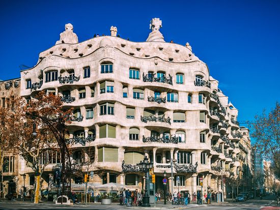 Spain_Barcelona_Casa-Mila_shutterstock_688265251