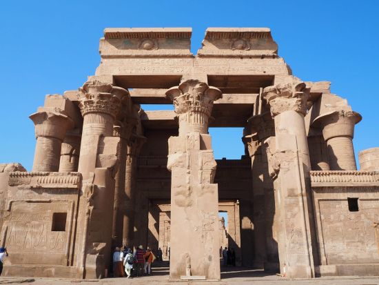エドフ・ホルス神殿＋コムオンボ神殿日帰りツアー ナイル川流域の神殿地域を訪問＜英語／ルクソール発＞