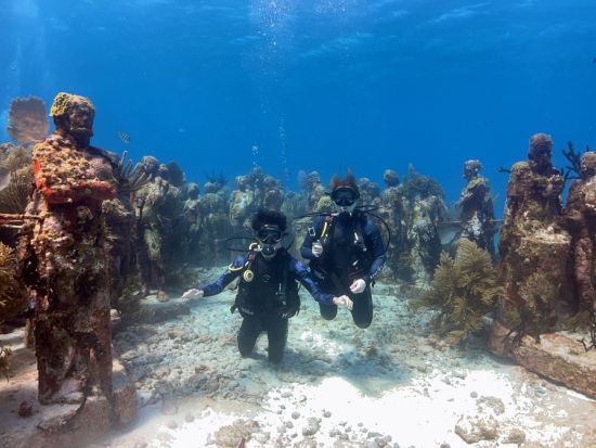 初心者でも安心！MUSA水中美術館（海底美術館）で体験ダイビング！お魚いっぱいサンゴ礁ポイントを訪問＜貸切／ボート／2ダイブ／水中写真プレゼント＞