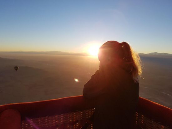  【プライベート】広大なモロッコで日の出鑑賞＆熱気球体験！ベルベル式朝食付き＜マラケシュ発／英語／ホテル送迎あり＞