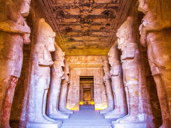 【ルクソール発 エジプト周遊2泊3日】世界遺産アブシンベル神殿＋イシス神殿＋カラフルなヌビア村も訪問＜英語＞