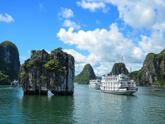 世界遺産ハロン湾日帰りツアー　日本人専用最新船利用！鍾乳洞＋ティートップ島＋カヤック体験　空港お送り帰国日プランあり＜6時間クルーズ／日本語ガイド／海鮮ランチ＞