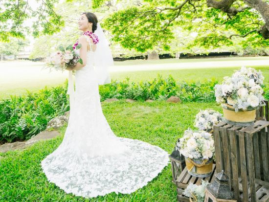 ハワイ　ガーデンフォト　モアナルアガーデン　「この木なんの木」をバックに撮影！ヘアメイク同行や追加カット撮影などのオプションもご用意（撮影・衣装・メイク）