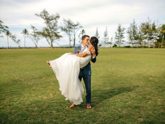 ハワイ　ビーチ＆ガーデンフォト　ノースショアにあるオーシャンフロントのポロ競技場「ハワイポロクラブ」にて撮影！オプションにて馬との撮影も（撮影・衣装・メイク）