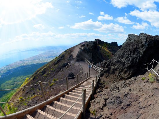 Italy_Naples_Mt_Vesuvius_shutterstock_677545018