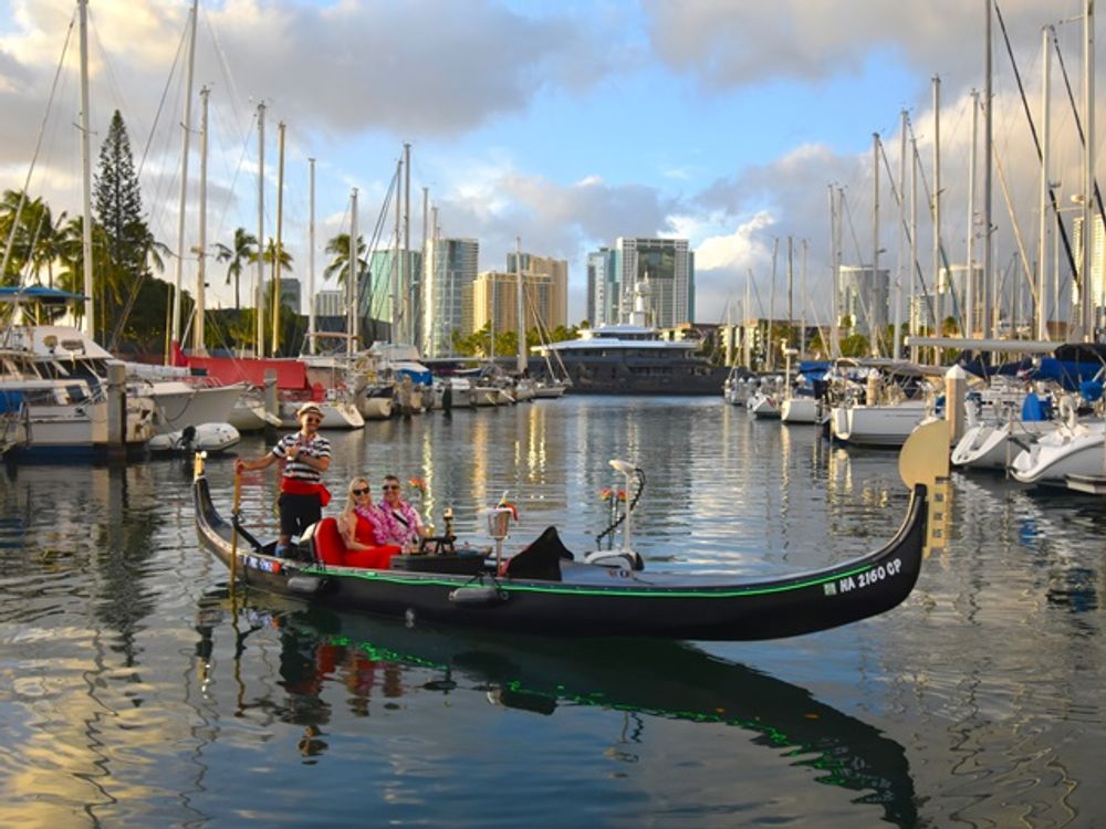 ゴンドラクルーズ ベネチア風ゴンドラでアラワイ運河を進む 人気曲の  