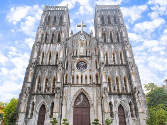 【貸切】ハノイ市内＋バッチャン村観光ツアー　ハノイ大教会＋文廟など定番スポットを巡る　水上人形劇またはソフィテルアフタヌーンティ付プラン有＜フォーティンの昼食＞