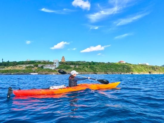 シーカヤック＆シュノーケリングツアー 沖縄の美しい海を満喫 写真と動画を無料プレゼント 機材レンタル可＜昼食付／恩納村または名護市内より送迎あり＞