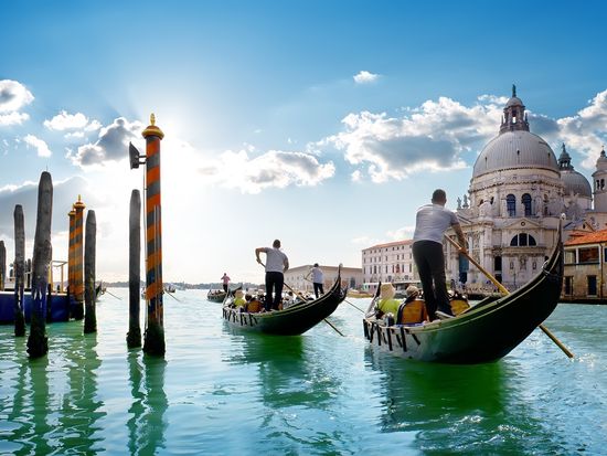 Italy_Venice_Gondola_AdobeStock_164492835