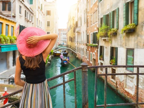 ヴェネチア街歩きツアー＆ゴンドラ遊覧　リアルト橋＋市場＋サンマルコ広場を公認日本語ガイドと散策　サンマルコ教会＆鐘楼入場付＜午前発／混載／1～5名＞