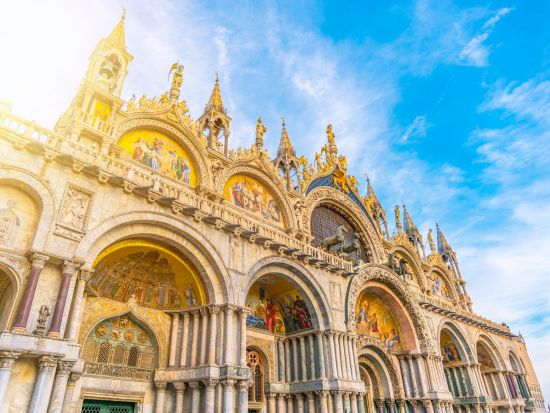 ヴェネチア街歩きツアー＆ゴンドラ遊覧　リアルト橋＋市場＋サンマルコ広場を公認日本語ガイドと散策　サンマルコ教会＆鐘楼入場付＜午前発／混載／1～5名＞