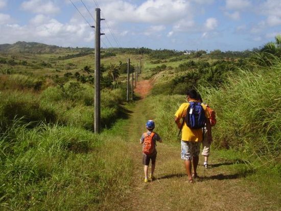 マイナスイオンに癒されるフォンテリバーとフォンテダムへ　7歳から参加OK！ ケン芳賀のグアム秘境探検トレッキングツアー＜日本語ガイド／送迎付き／貸切プランあり＞