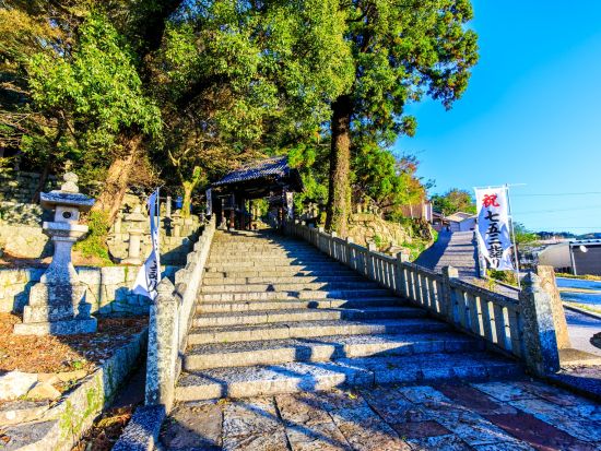 対馬観光タクシーツアー　椎根の石屋根＋小茂田神社＋八幡宮神社 対馬の歴史や文化に熟知したガイドがご案内 ＜4時間／夕食付／厳原港発＞