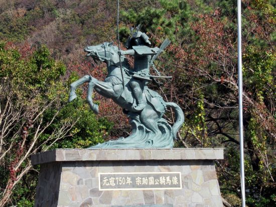 対馬観光タクシーツアー　椎根の石屋根＋小茂田神社＋八幡宮神社 対馬の歴史や文化に熟知したガイドがご案内 ＜4時間／夕食付／厳原港発＞
